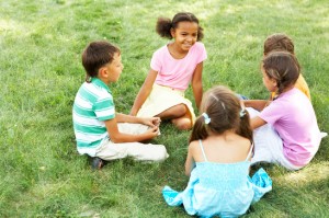 kinder spielen im garten 300x199 Spielzeuge für Tageskinder   Pädagogisch wertvolle Beschäftigungen bei der Tagesmutter